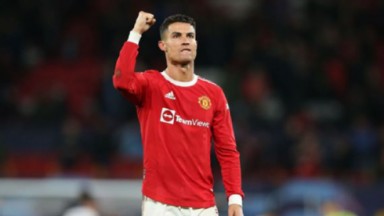 Cristiano Ronaldo em jogo do Manchester, levantando o braço 