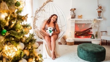 Solange Couto sensualiza em ensaio natalino de lingerie com um ursinho no colo 