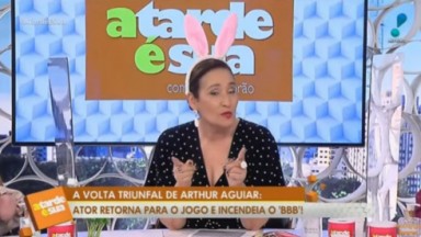 Sonia Abrão usando orelhinhas de coelho no cenário do A Tarde É Sua 