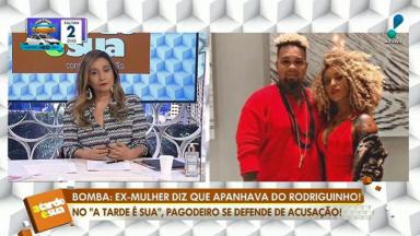 Sônia Abrão escutando áudio do cantor Rodriguinho no A Tarde é Sua 