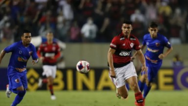 Jogadores do Oeste e Flamengo correm atrás da bola 