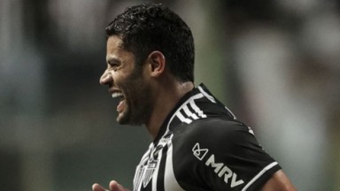 Hulk correndo e sorrindo com a camisa do Atlético Mineiro 