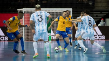 Jogadores do Brasil e Argentina disputando a bola em partida pela Copa do Mundo de Futsal 