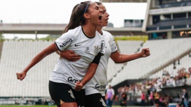 Meninas do Corinthians comemorando o gol 