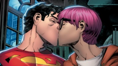 Filho do Superman beijando outro personagem 
