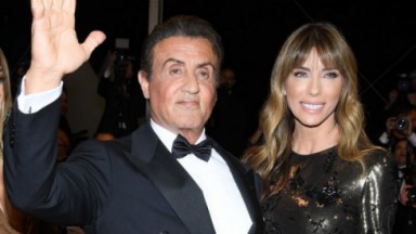 Sylvester Stallone ao lado da esposa 