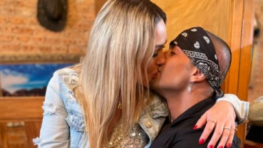 Tânia Mara e Tiago Piquilo se beijando 