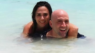 Tatá Werneck e Paulo Gustavo abraçados no mar 
