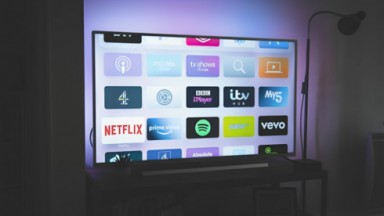 Foto das logomarcas de streamings numa televisão 