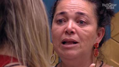 Tereza chorando em discussão com Paula 
