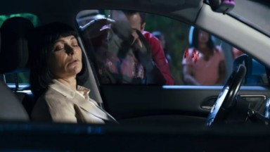 Nice morta dentro de carro e pessoas olhando pela janela 