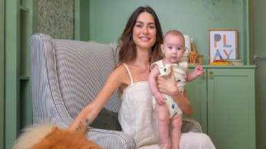 Thaila Ayala sorridente com o filho Francisco, de seis meses no colo 