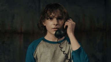 Mason Thames em cena do filme O Telefone Preto  