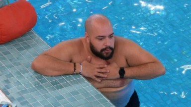Tiago Abravanel na piscina do BBB 22 