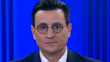 Tiago Pavinatto de óculos de grau  