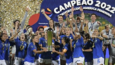 Seleção feminina erguendo a taça da Copa América 