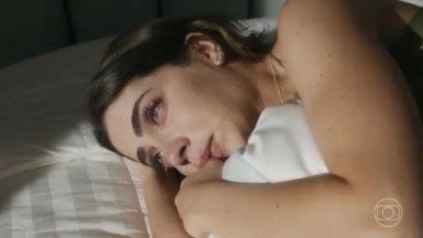 Chiara chorando deitada na cama em cena de Travessia 