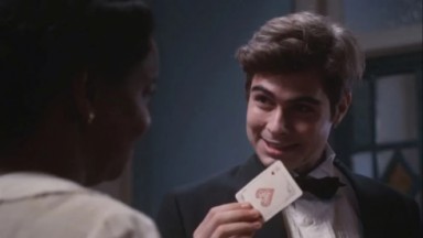 Rafael Vitti, como o personagem Davi, com uma carta de baralho nas mãos em cena de Além da ILusão 