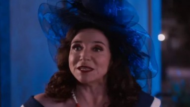 Marisa Orth como Margô sorrindo em cena de Além da Ilusão 