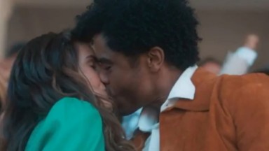 Marê e Orlando se beijam em cena de Amor Perfeito 