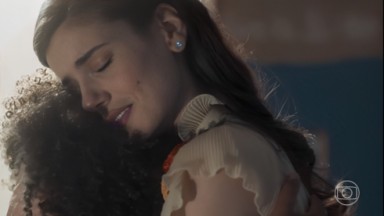 Marê e Marcelino abraçados em cena de Amor Perfeito 