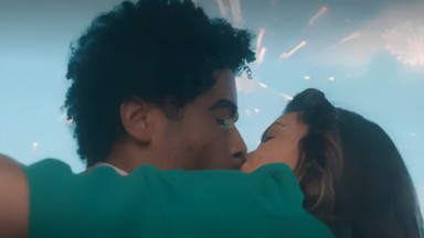 Orlando e Marê se beijam em cena de Amor Perfeito 