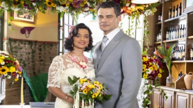 Verônica e Érico vestidos de noivos em cena de Amor Perfeito 