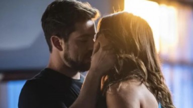Rômulo e Pat se beijam em cena de Cara e Coragem 
