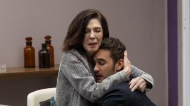 Adelaide e Giovanni abraçados em cena de Elas por Elas 