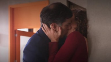 Jonas e Adriana se beijam em cena de Elas por Elas 