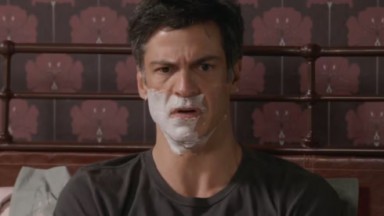 Jonas cheio de espuma de barba no rosto em cena de Elas por Elas 