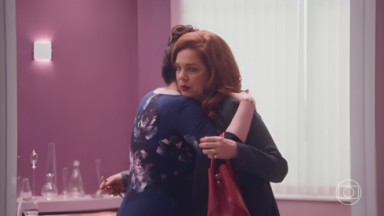 Renée abraça Helena em cena de Elas por Elas 