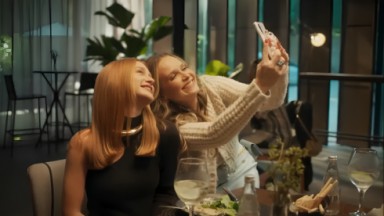 Preciosa e Alicia fazem selfie em cena de Fuzuê 