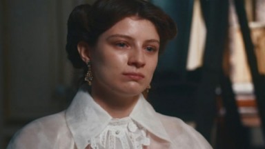  Isabel chora em cena de Nos Tempos do Imperador  