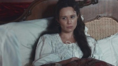 Luísa na cama em cena de Nos tempos do Imperador 