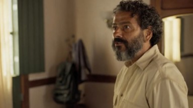 Ator Marcos Palmeira, como o personagem José Leôncio, usando camisa branca e barba em cena da Pantanal  