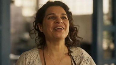 Isabel Teixeira, como Maria Bruaca, sorrindo em cena da novela Pantanal 