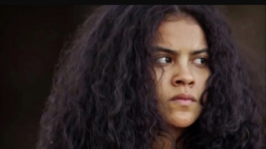 Bella Campos, como Muda, séria e com o cabelo solto em cena de Pantanal 
