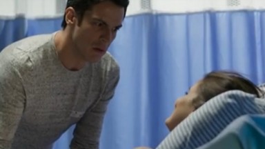 Eric encarando Luíza com espanto no leito do hospital 