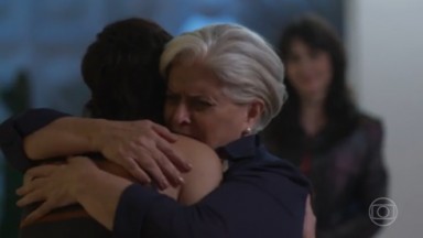 Ingrid abraça Tuninha em cena de Quanto Mais Vida, Melhor 