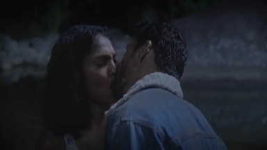 Aline e Caio se beijam em cena de Terra e Paixão 