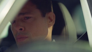 Christian chorando no carro em cena de Um Lugar ao Sol 