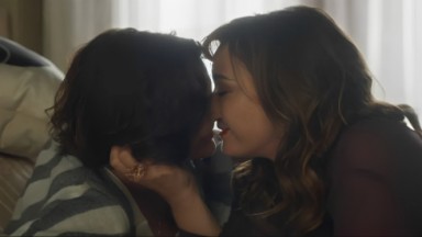 Clara e Helena quase se beijam em cena de Vai na Fé 