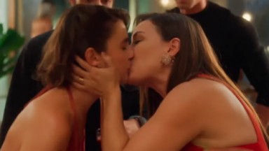 Clara e Helena se beijando em cena de Vai na Fé 