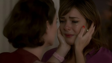 Helena enxuga as lágrimas de Clara em cena de Vai na Fé 