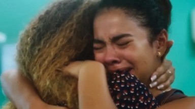 Jenifer e Sol choram abraçadas em cena de Vai na Fé 