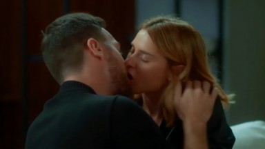 Lumiar e Theo se beijando em cena de Vai na Fé 