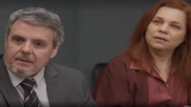 Roberto e Helena encaram juiz em cena de Elas por Elas  