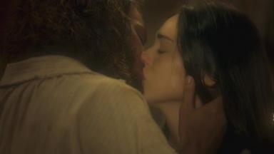 Joaquim e Anna se beijando 
