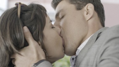 Christian/Renato (Cauã Reymond) e Lara (Andreia Horta) se beijam em Um Lugar ao Sol 